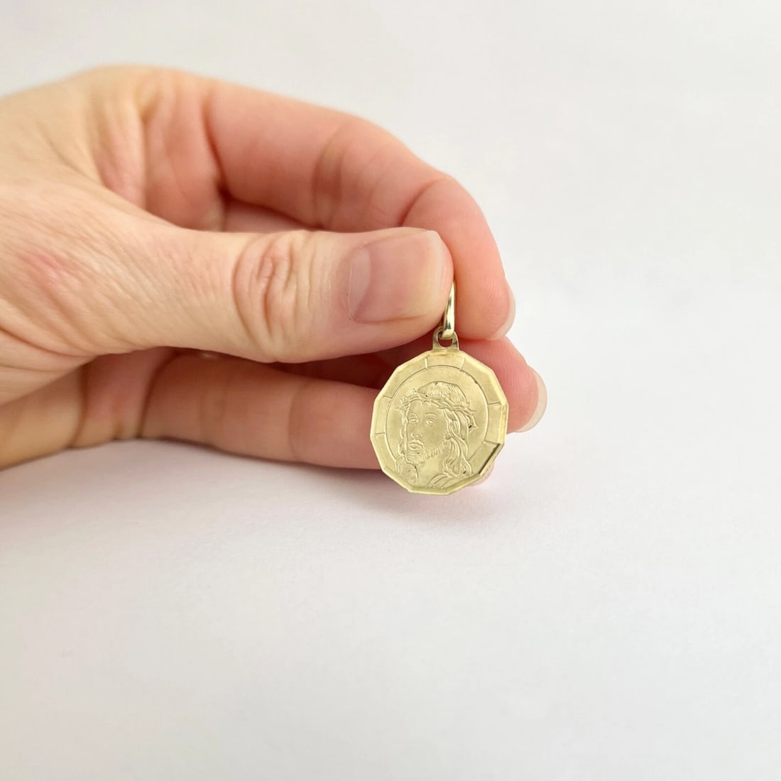 Italian Jesus Religious Disc Pendant Charm 14K Yellow Gold, 1.63 Grams - 5