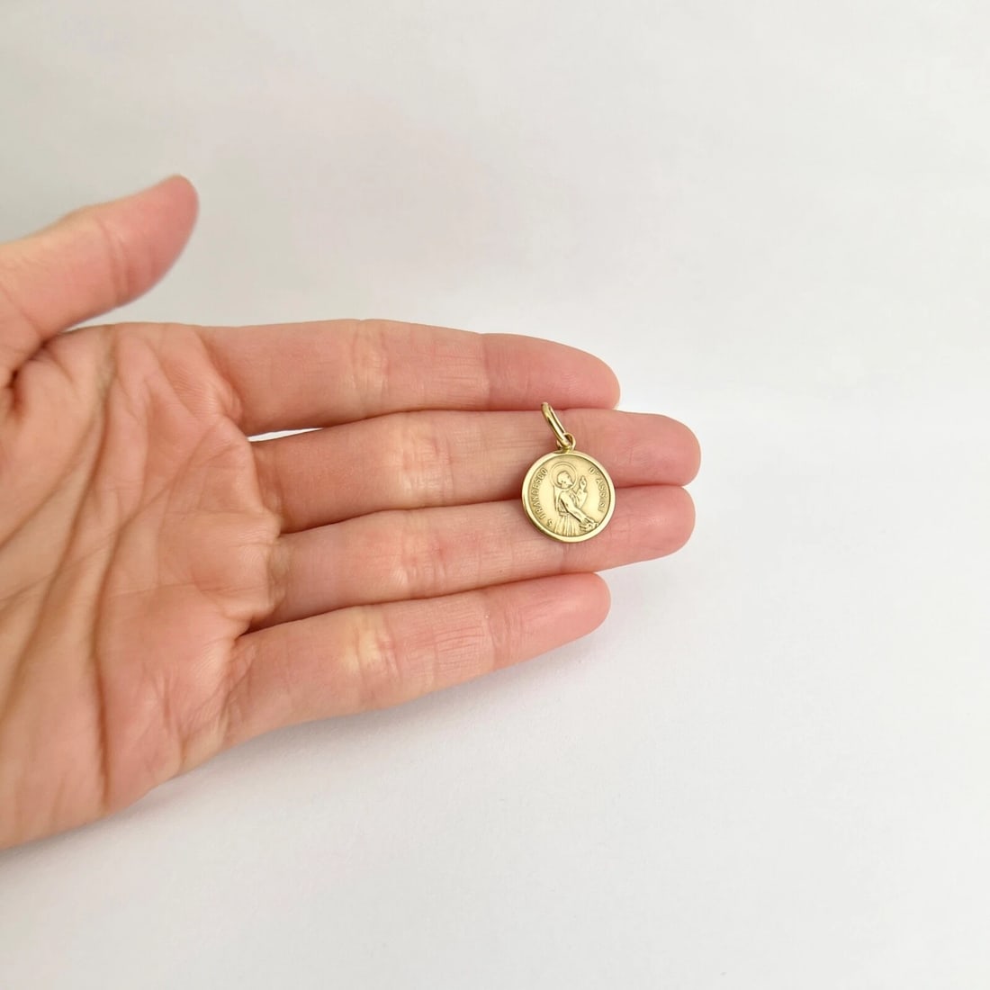 Saint Francesco D'Assisi Religious Disc Pendant Charm 18K Yellow Gold, 2.07 Gram - 4