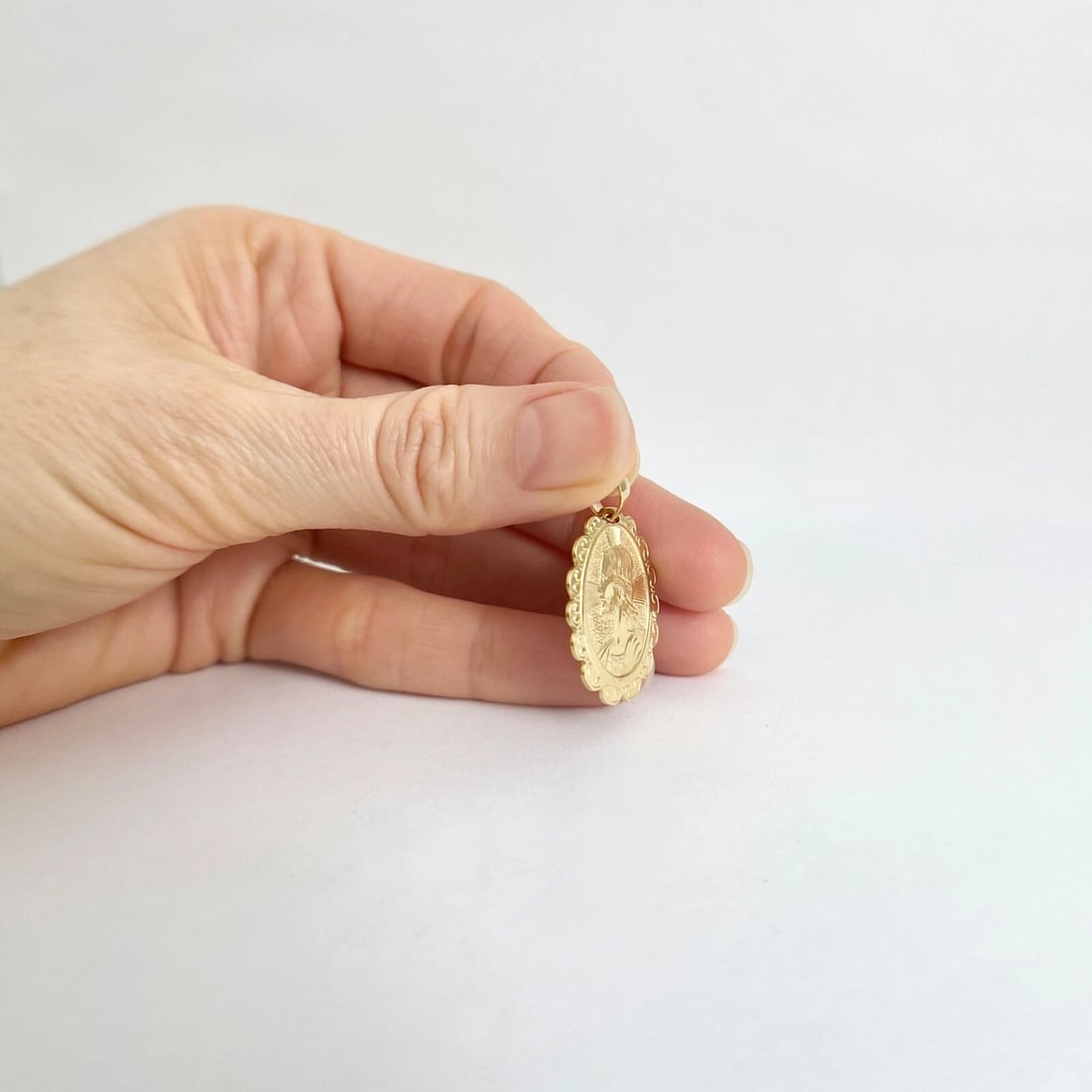 Estate Jesus Religious Necklace Pendant 18K Yellow Gold, 3.83 Grams - 7