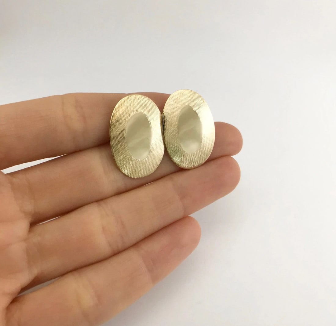 Oval Engravable Textured Matte Finish 14K Yellow Gold Cufflinks, 7.37 Grams - 3