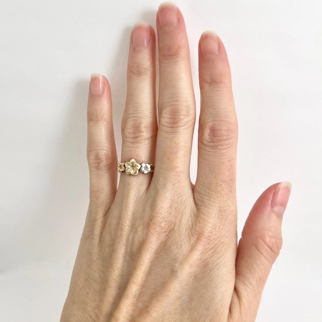 Estate Tri-Color Gold Flower Statement Ring 14K Yellow Gold, 1.95 Grams - 3