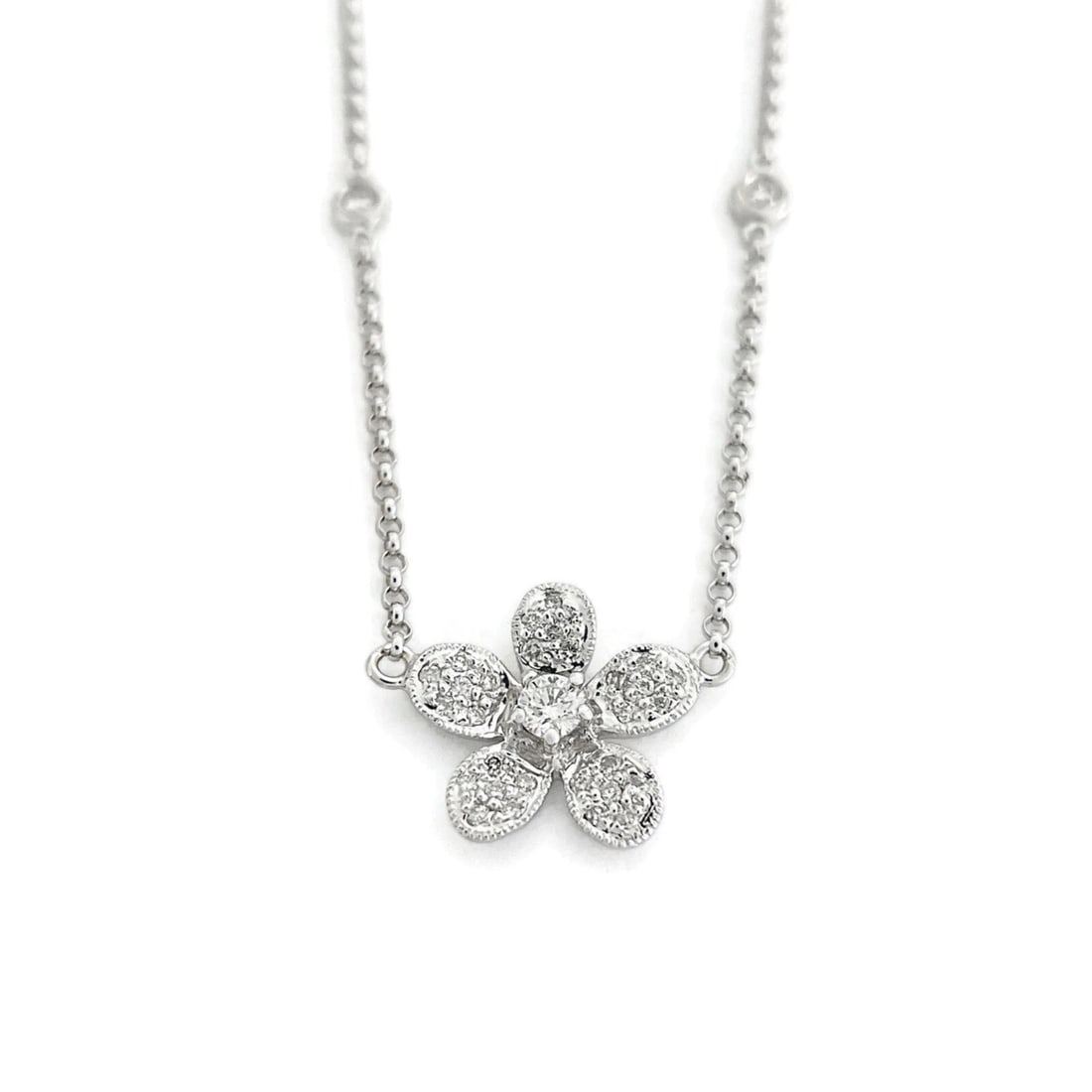 Pave Diamond Flower Pendant Station Necklace 18K White Gold, .46 CTW: Pave Diamond Flower Pendant Station Necklace 18K White Gold, .46 CTW This is a beautiful necklace. Please let us know if you have any questions :) Diamonds: 35 round brilliant cuts, .46 ctw, H, VS2 -