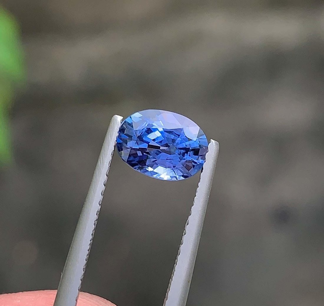 AIG Certified Faceted Blue Sapphire: 1.56 Carat Oval Cut Gemstone - 2