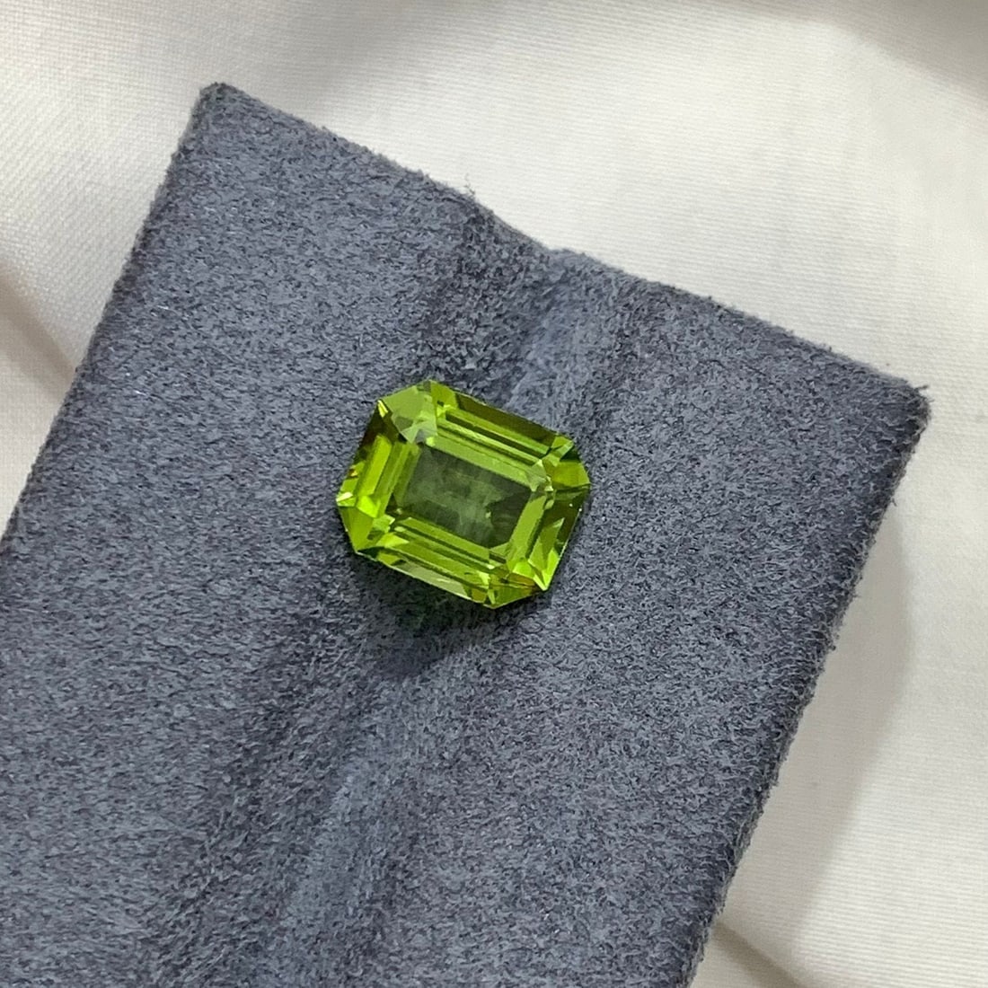 Apple Green Peridot Gemstone: 2.70 Carat Emerald Cut Stone - 3