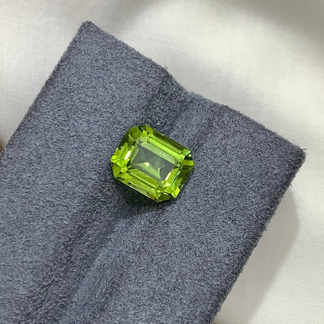 Apple Green Peridot Gemstone: 2.70 Carat Emerald Cut Stone - 5