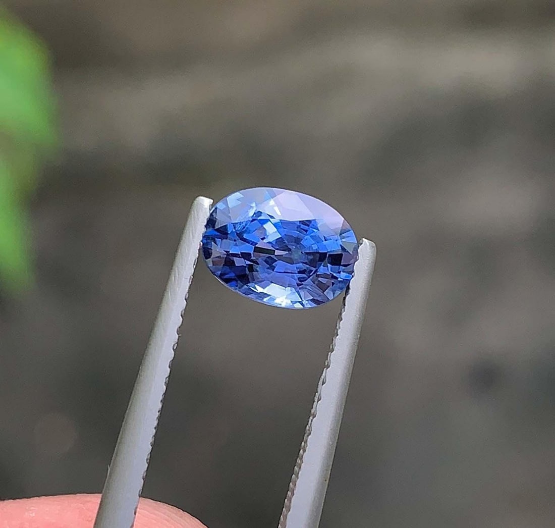 AIG Certified Faceted Blue Sapphire: 1.56 Carat Oval Cut Gemstone - 2