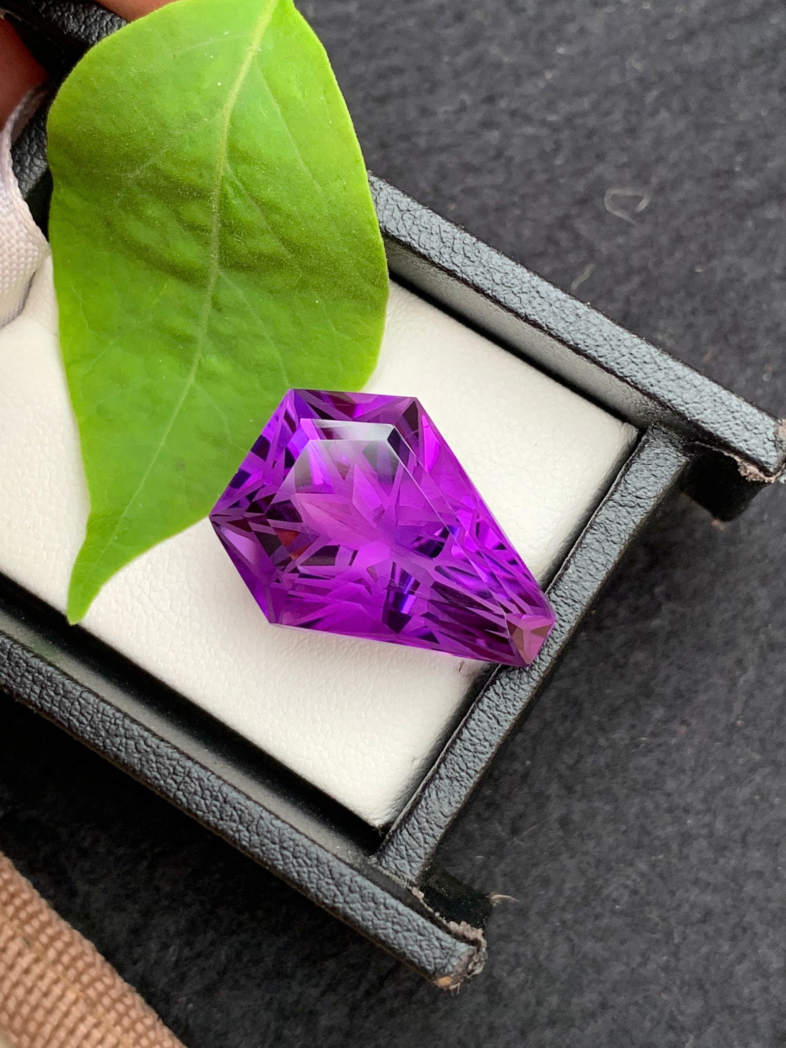 Natural Amethyst Gemstone: 21.80 Carat Trillion Cut Loose Stone - 3