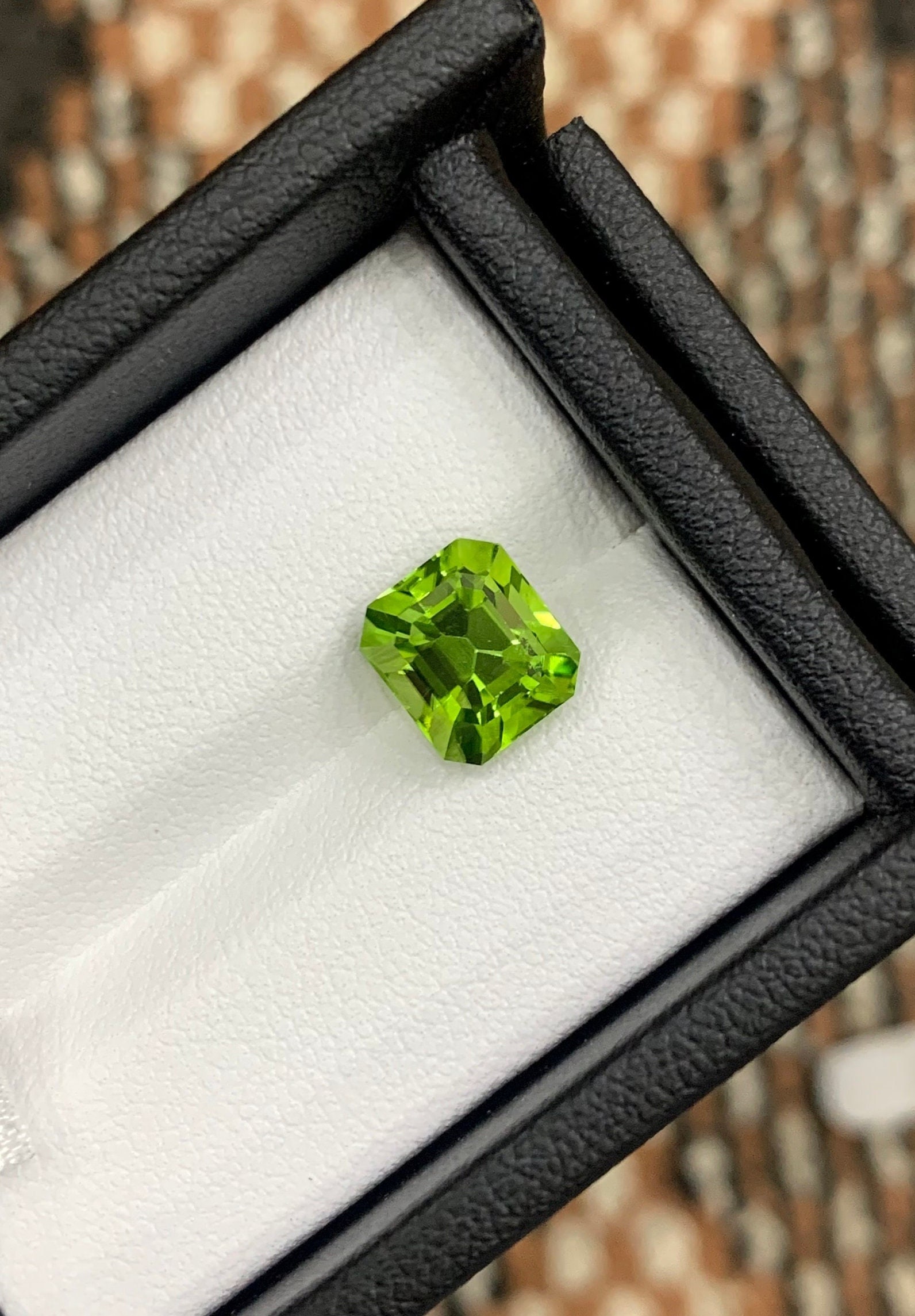 Apple Green Peridot Gemstone: 3.50 Carat Emerald Cut Stone: Title:Apple Green Peridot Gemstone: 3.50 Carat Emerald Cut Stone Description:Materials: Gemstone: Peridot Carat weight: 3.50 ���������