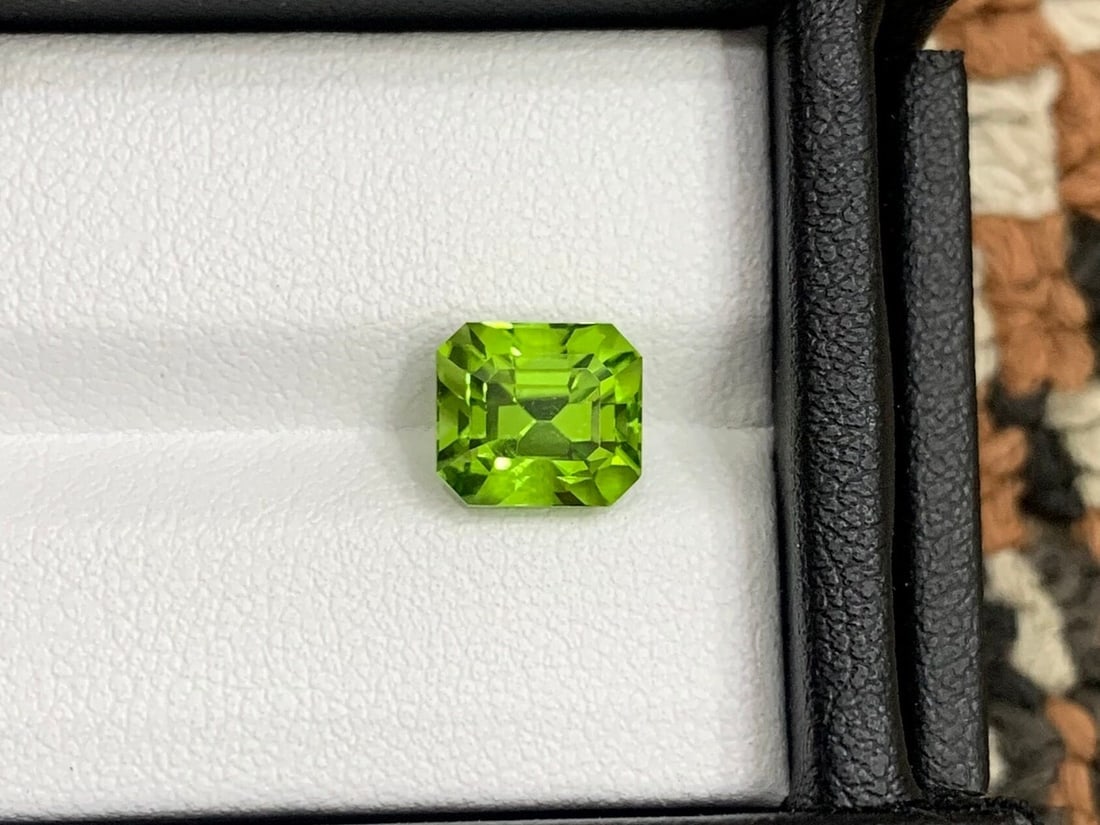 Apple Green Peridot Gemstone: 3.50 Carat Emerald Cut Stone - 5