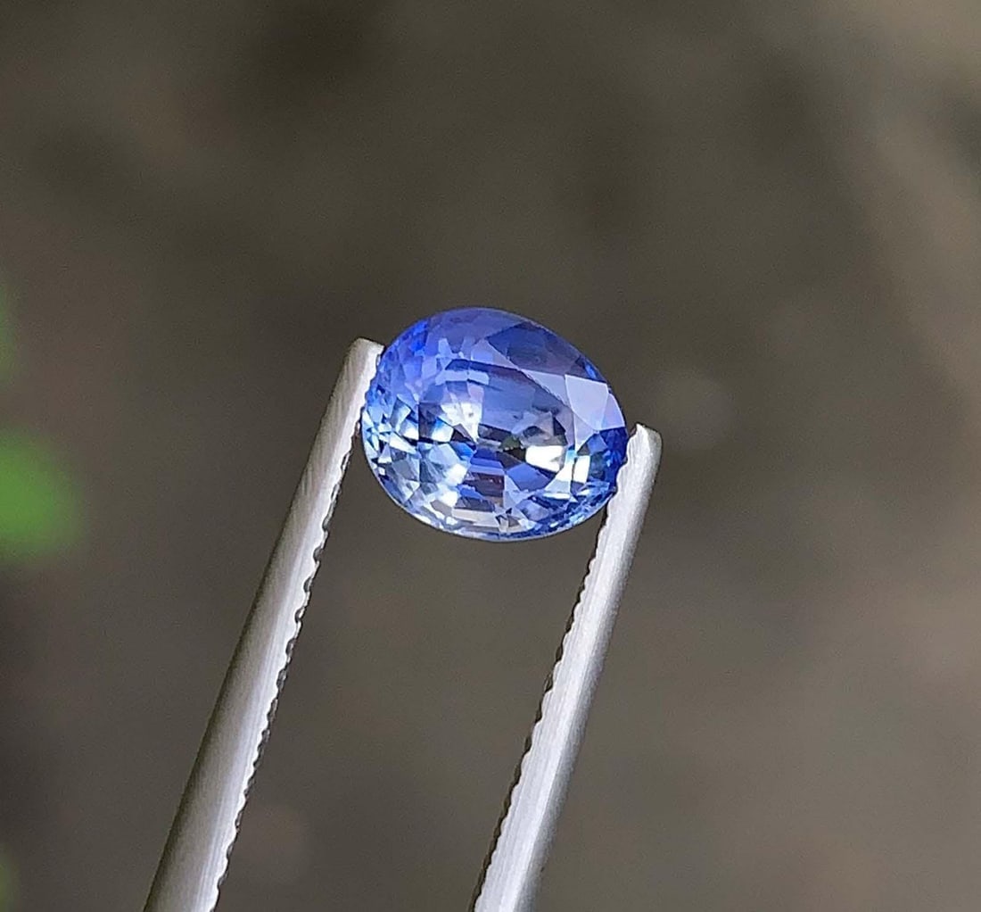 AIG Certified Faceted Blue Sapphire: 1.86 Carat Bi Color Oval Cut Gemstone - 3