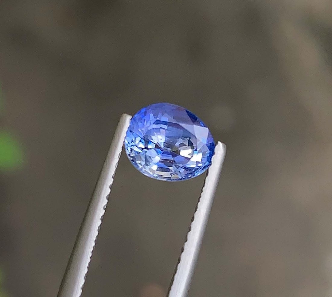 AIG Certified Faceted Blue Sapphire: 1.86 Carat Bi Color Oval Cut Gemstone - 4