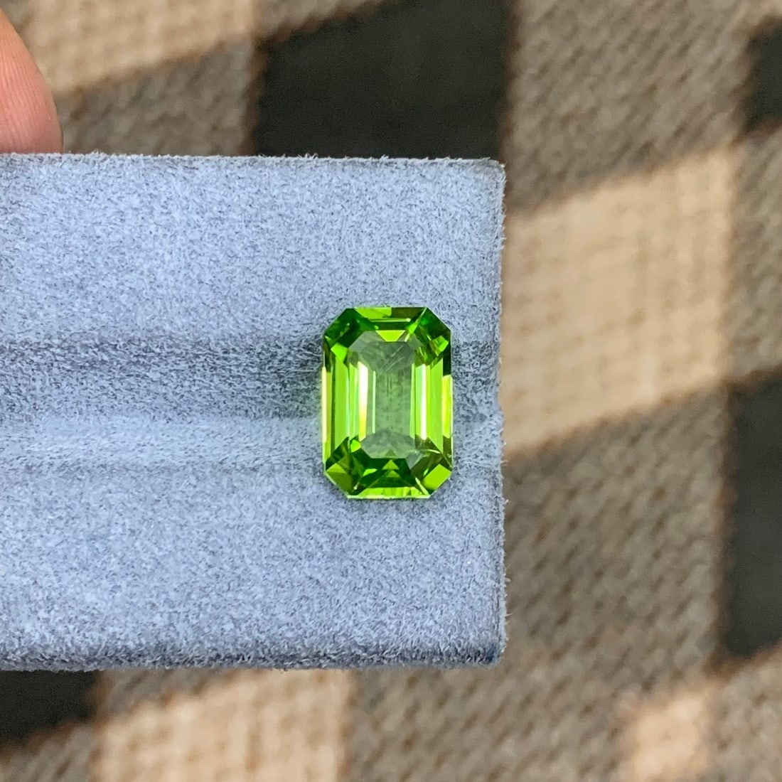 Apple Green Peridot Gemstone: 4 Carat Emerald Cut Stone: Title:Apple Green Peridot Gemstone: 4 Carat Emerald Cut Stone Description:Materials: Gemstone: Peridot Carat weight: 4 ����������&