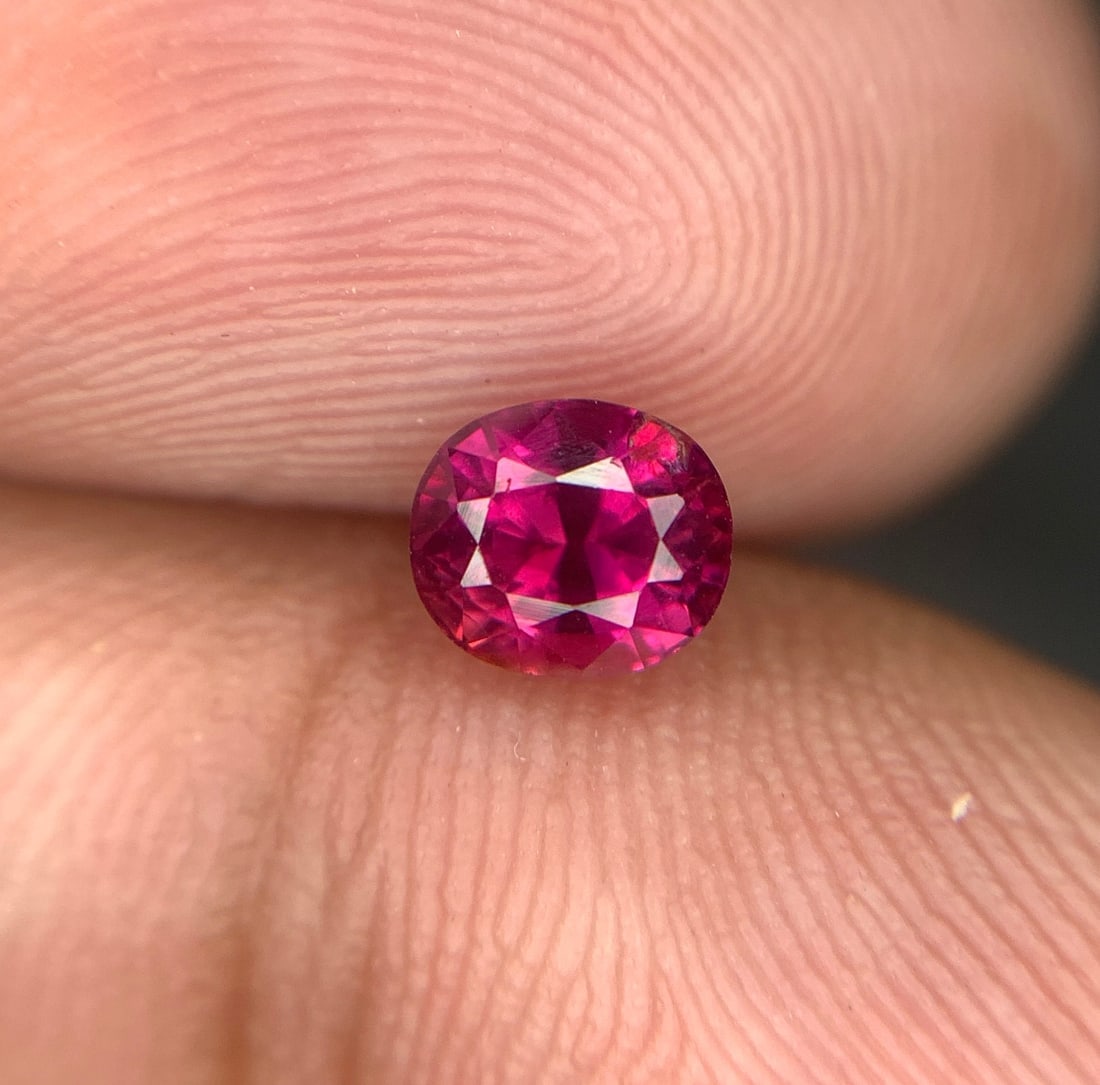 Oval Mozambique Ruby Loose Gemstone: Pinkish Red Jewelry Stone (0.90 CT) (1 of 9)