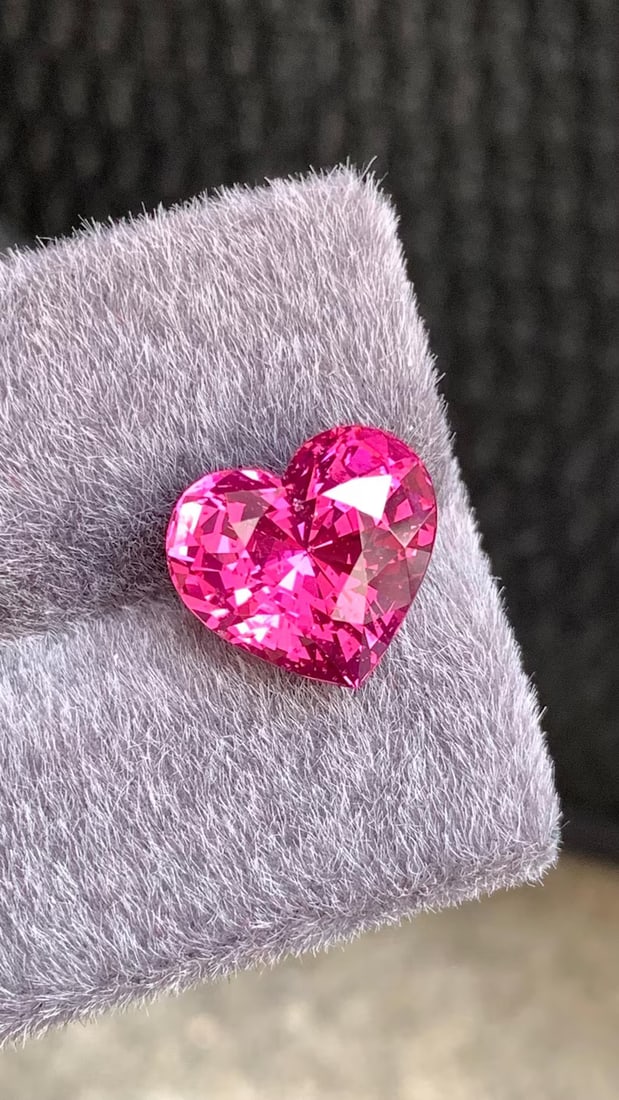 Neon Pink Garnet Gemstone, Flawless Heart Cut Stone From Tanzania 7.80 Carat - 3