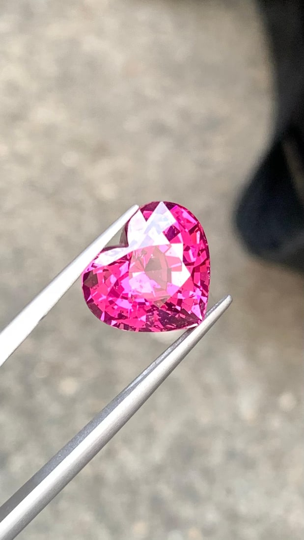 Neon Pink Garnet Gemstone, Flawless Heart Cut Stone From Tanzania 7.80 Carat - 4