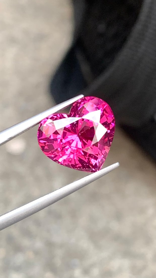 Neon Pink Garnet Gemstone, Flawless Heart Cut Stone From Tanzania 7.80 Carat - 5