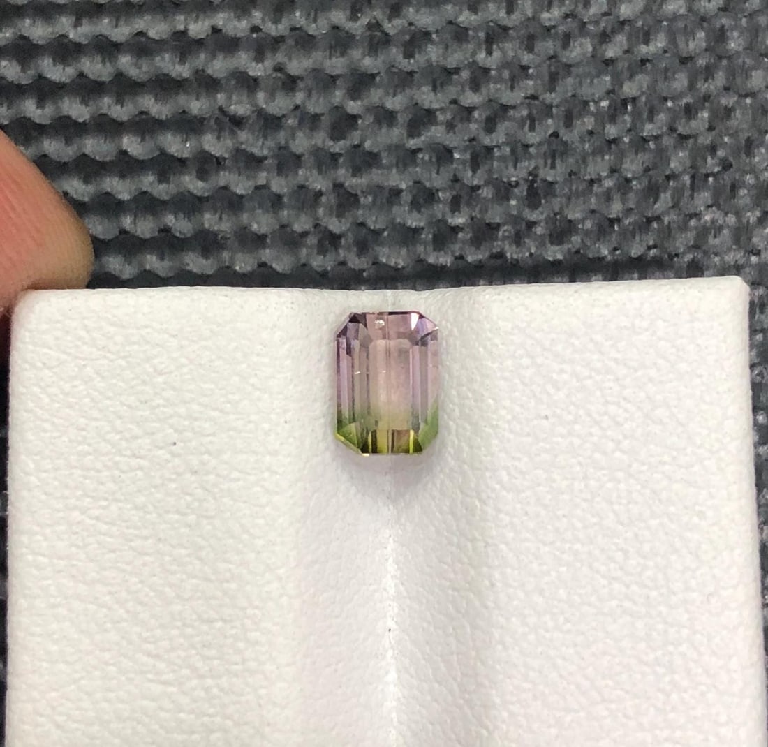 Bicolor Tourmaline Gemstone: 1.13 Carat Emerald Cut from Afghanistan: Title:Bicolor Tourmaline Gemstone: 1.13 Carat Emerald Cut from Afghanistan Description:Materials: Gemstone: Tourmaline Carat weight: 1 Weight : 1.13 Carat Dimensions : 6.2 X 4.5 X 4.2 MM Shape : Emera