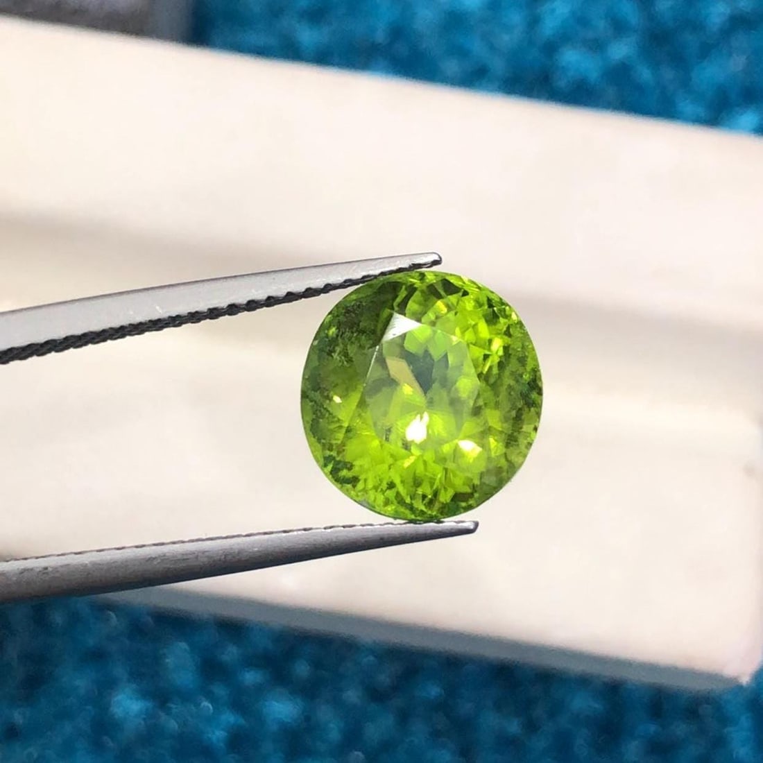Apple Green Peridot Gemstone: 6.50 Carat Round Cut Stone - 2