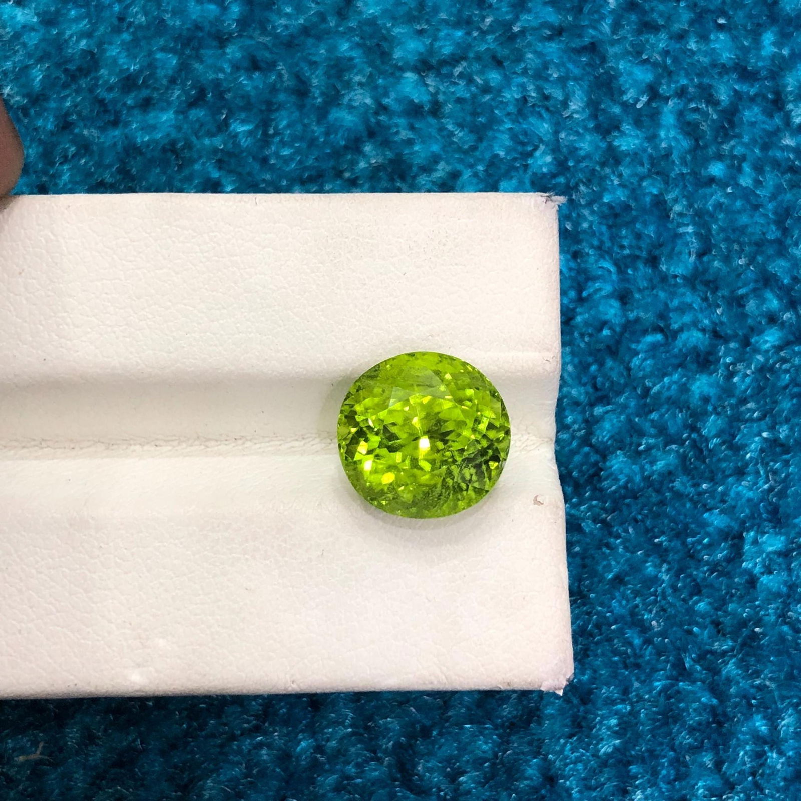 Apple Green Peridot Gemstone: 6.50 Carat Round Cut Stone - 3