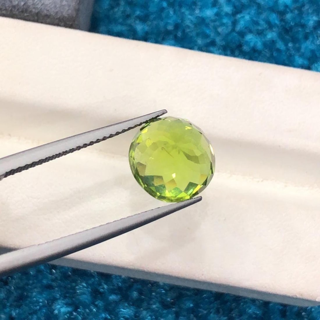 Apple Green Peridot Gemstone: 6.50 Carat Round Cut Stone - 6