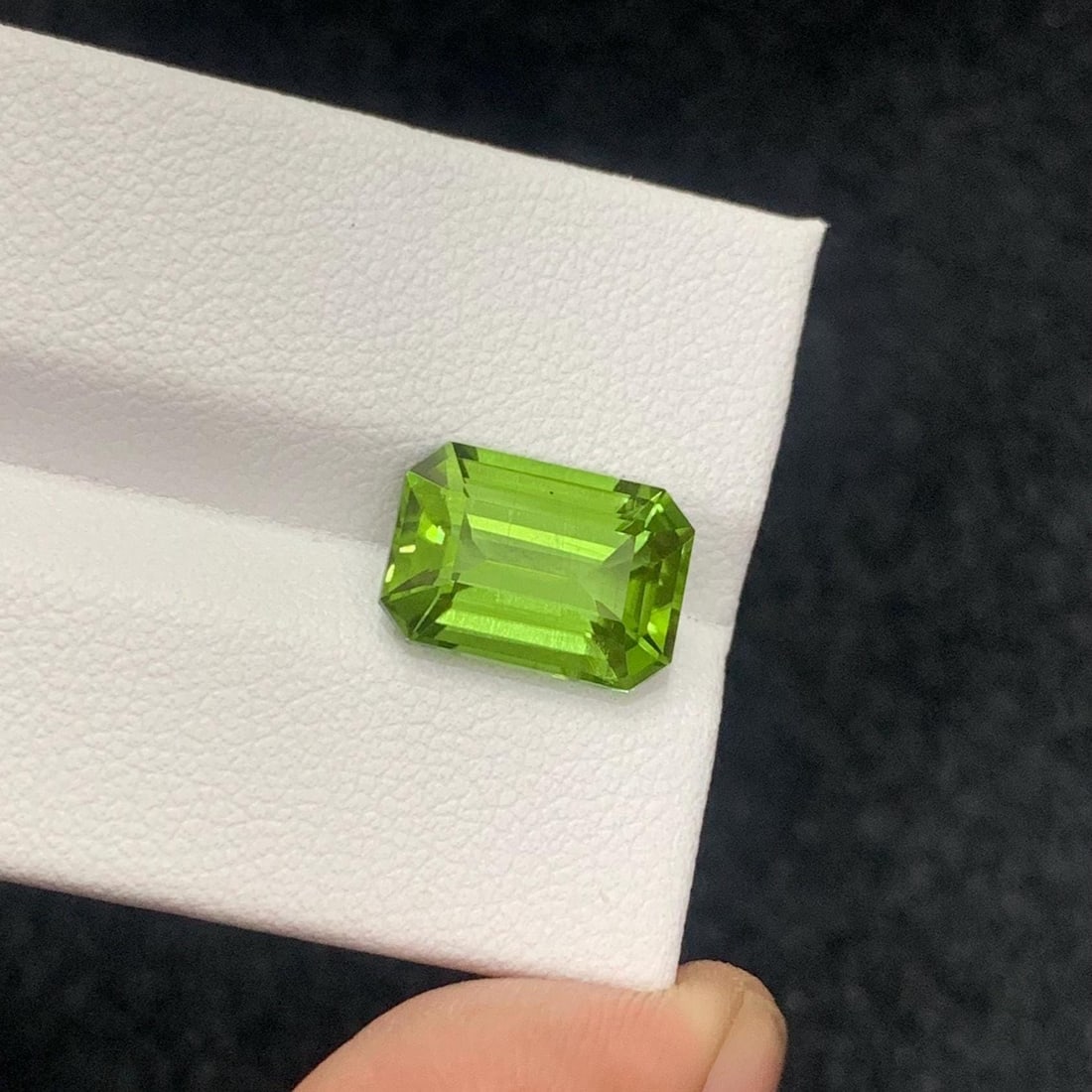 Emerald Cut Peridot Gemstone: Apple Green Jewelry Stone, 4.70 Carat: Title:Emerald Cut Peridot Gemstone: Apple Green Jewelry Stone, 4.70 Carat Description:Materials: Gemstone: Peridot Carat weight: 4.70 ��������&#