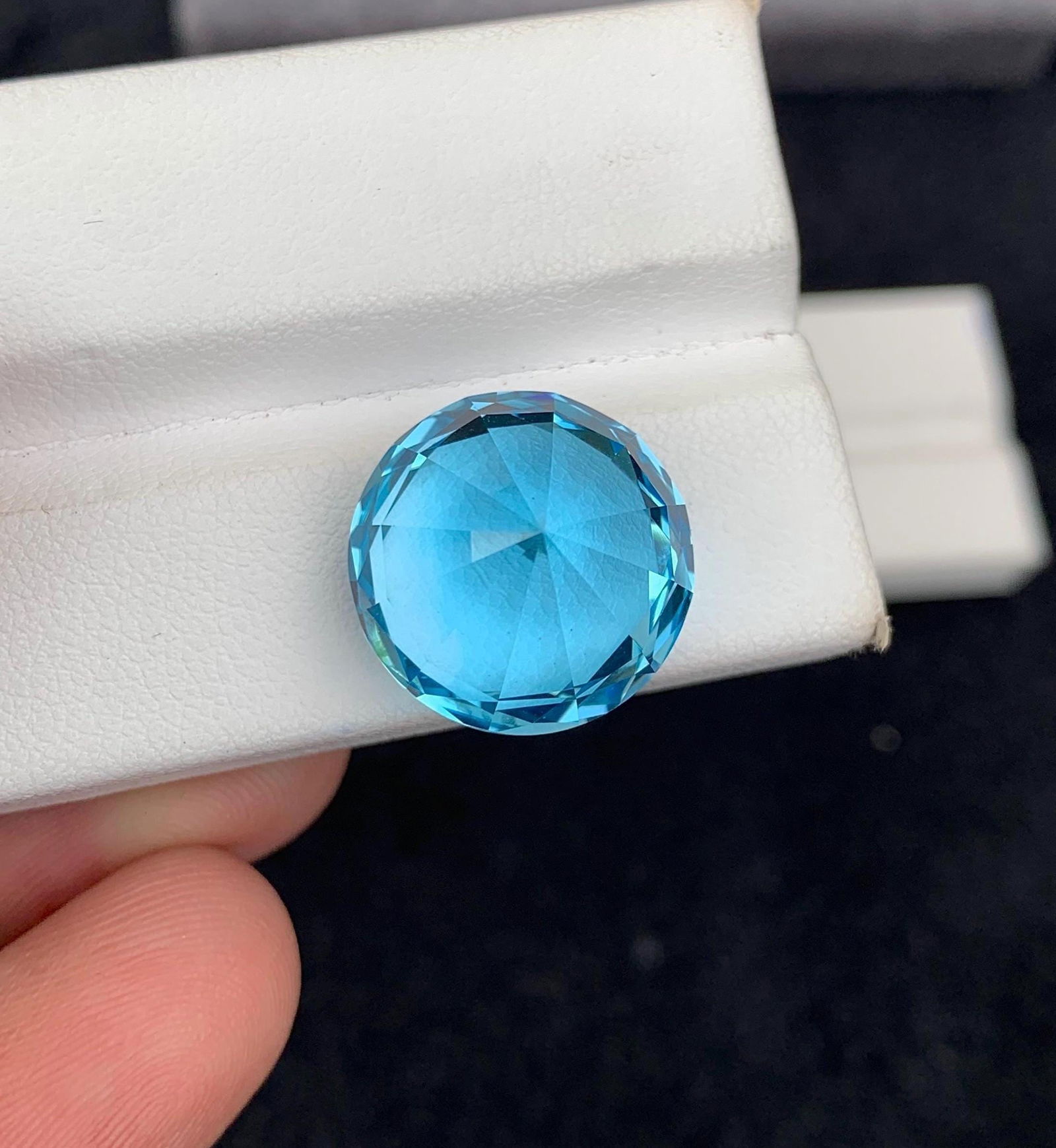 41.90 Carat Swiss Blue Topaz Gemstone: Round Cut November Birthstone: Title:41.90 Carat Swiss Blue Topaz Gemstone: Round Cut November Birthstone Description:Materials: Gemstone: Topaz Carat weight: 41.90 ��������&#