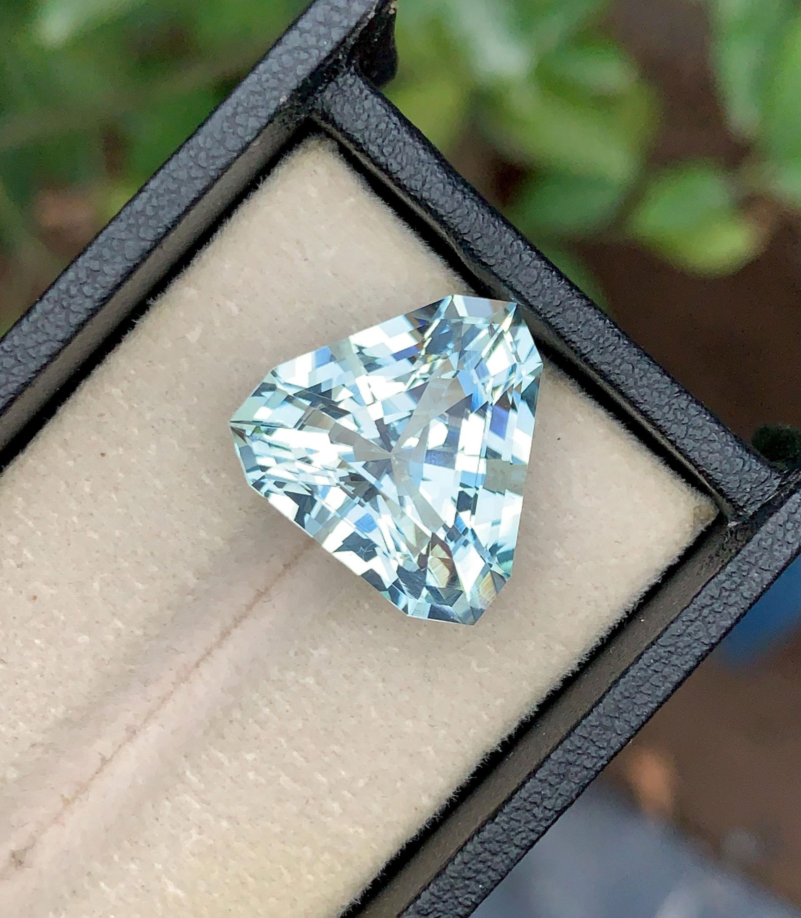 16.80 Carat Aquamarine Gemstone: Natural Blue Trillion Cut Pendant: Title:16.80 Carat Aquamarine Gemstone: Natural Blue Trillion Cut Pendant Description:Materials: Gemstone: Aquamarine Carat weight: 16.80 Crafted from exquisite natural Aquamarine, this gemstone exudes
