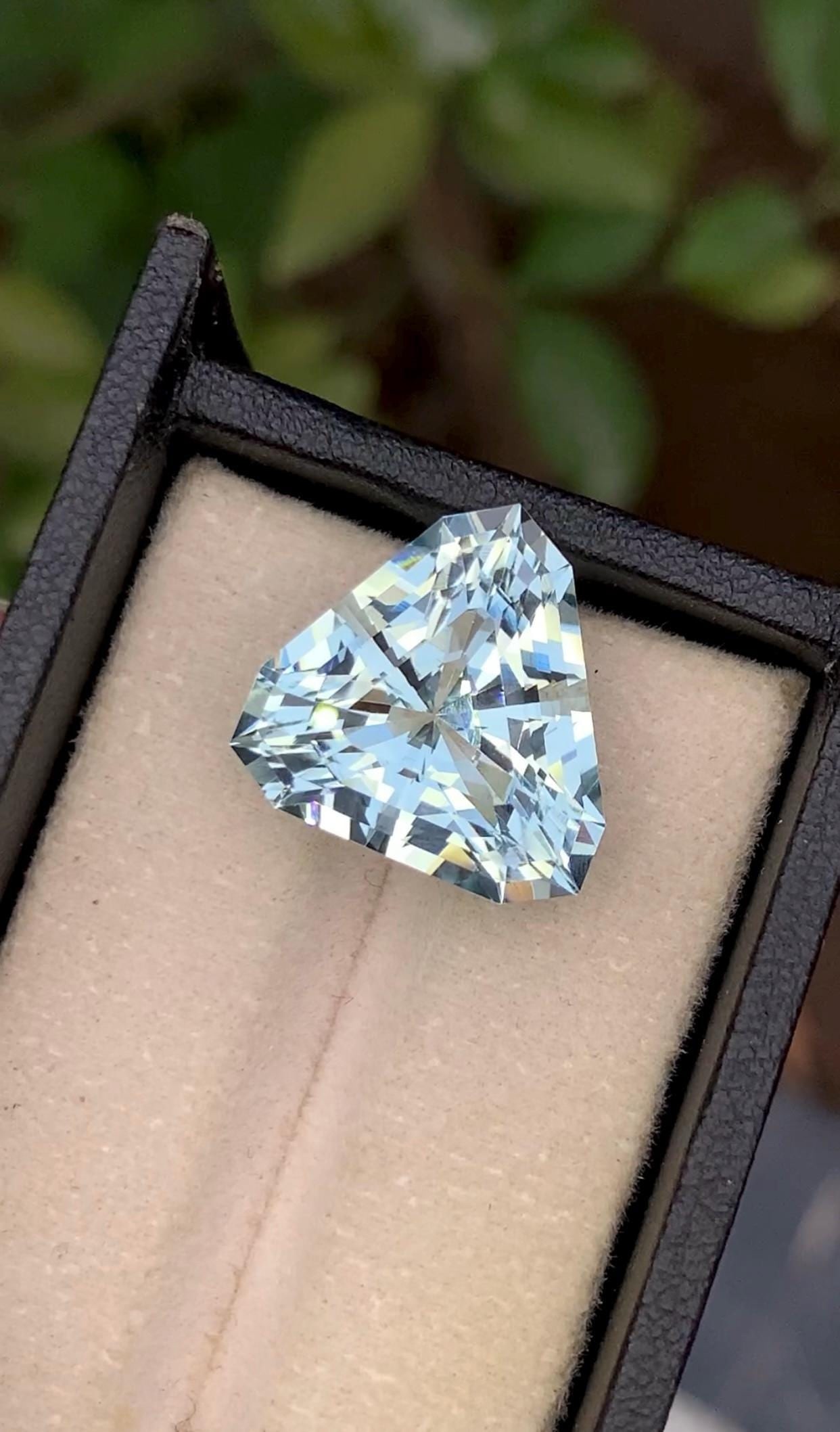 16.80 Carat Aquamarine Gemstone: Natural Blue Trillion Cut Pendant - 5