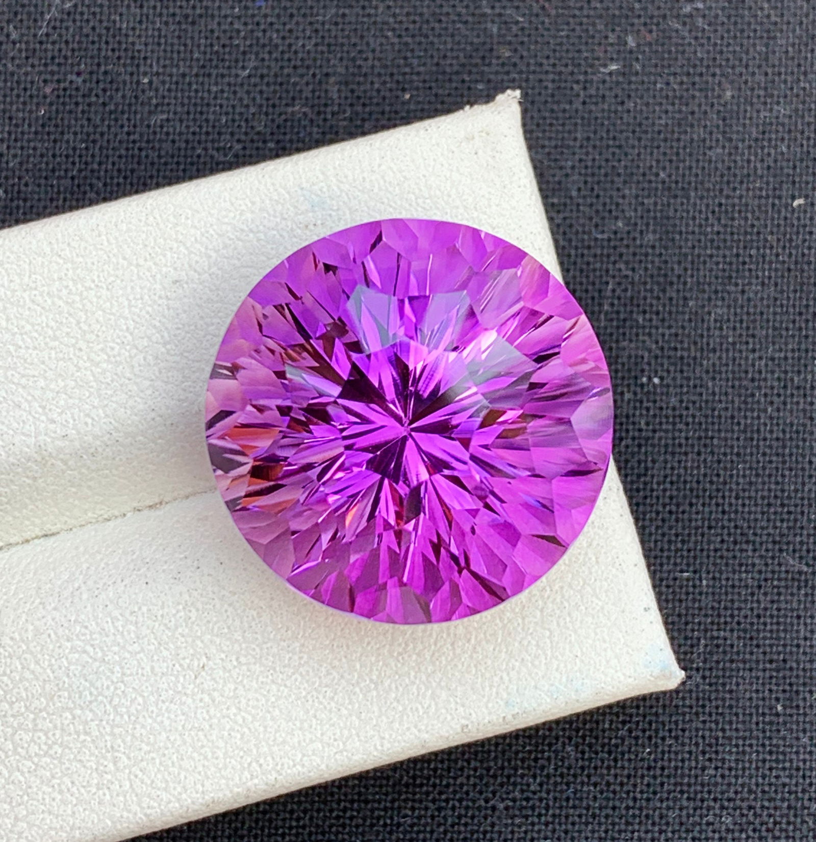 33.75 Carat Natural Amethyst Gemstone: Round Brilliant Cut: Title:33.75 Carat Natural Amethyst Gemstone: Round Brilliant Cut Description:Materials: Gemstone: Amethyst Carat weight: 33.75 Amethyst Gemstone ,Top Grade Natural Amethyst Fancy Cut (Round Brilliant