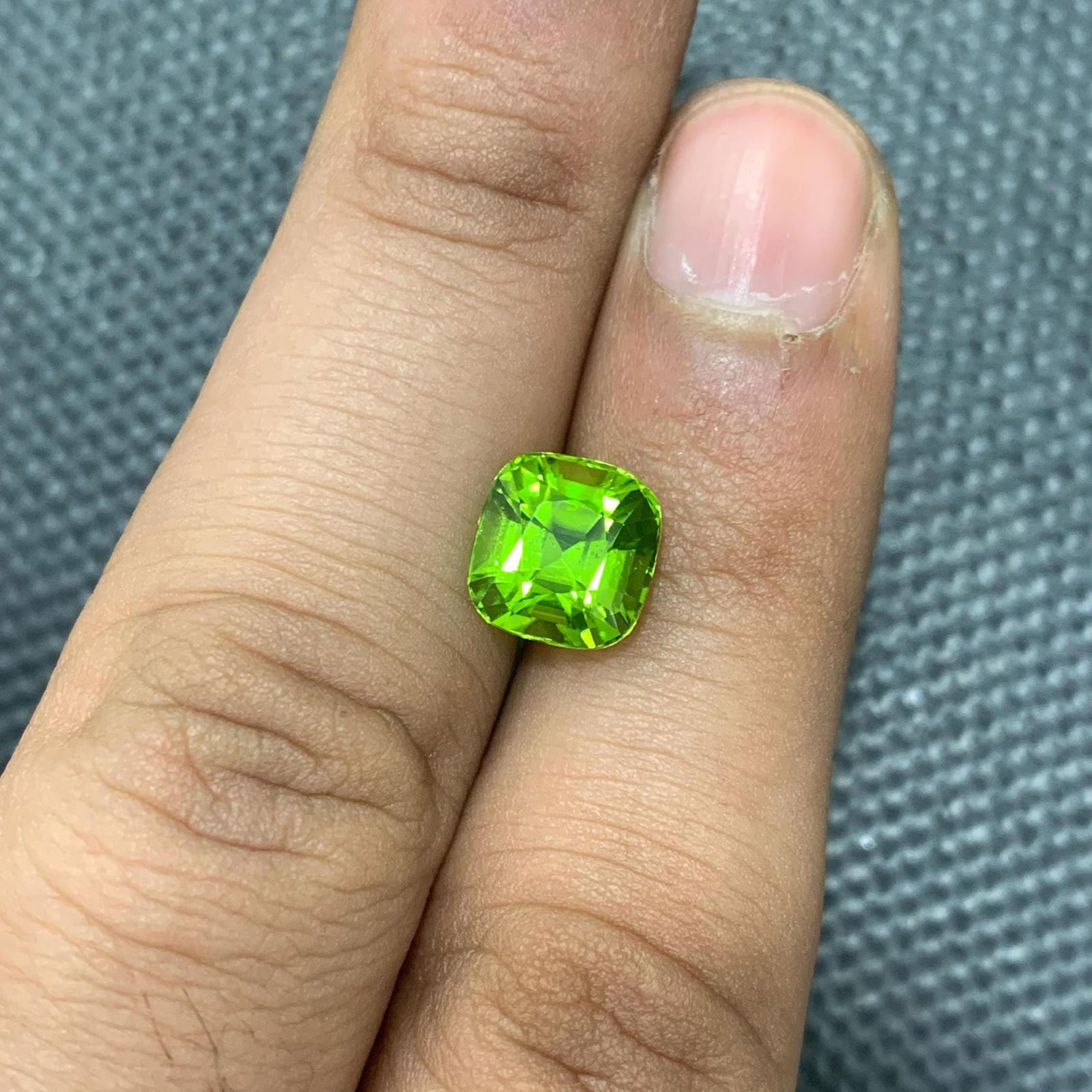 Apple Green Peridot Gemstone: 3.90 Carat Cushion Cut, Sapat Mine: Title:Apple Green Peridot Gemstone: 3.90 Carat Cushion Cut, Sapat Mine Description:Materials: Gemstone: Peridot Carat weight: 3.90 ��������ȩ
