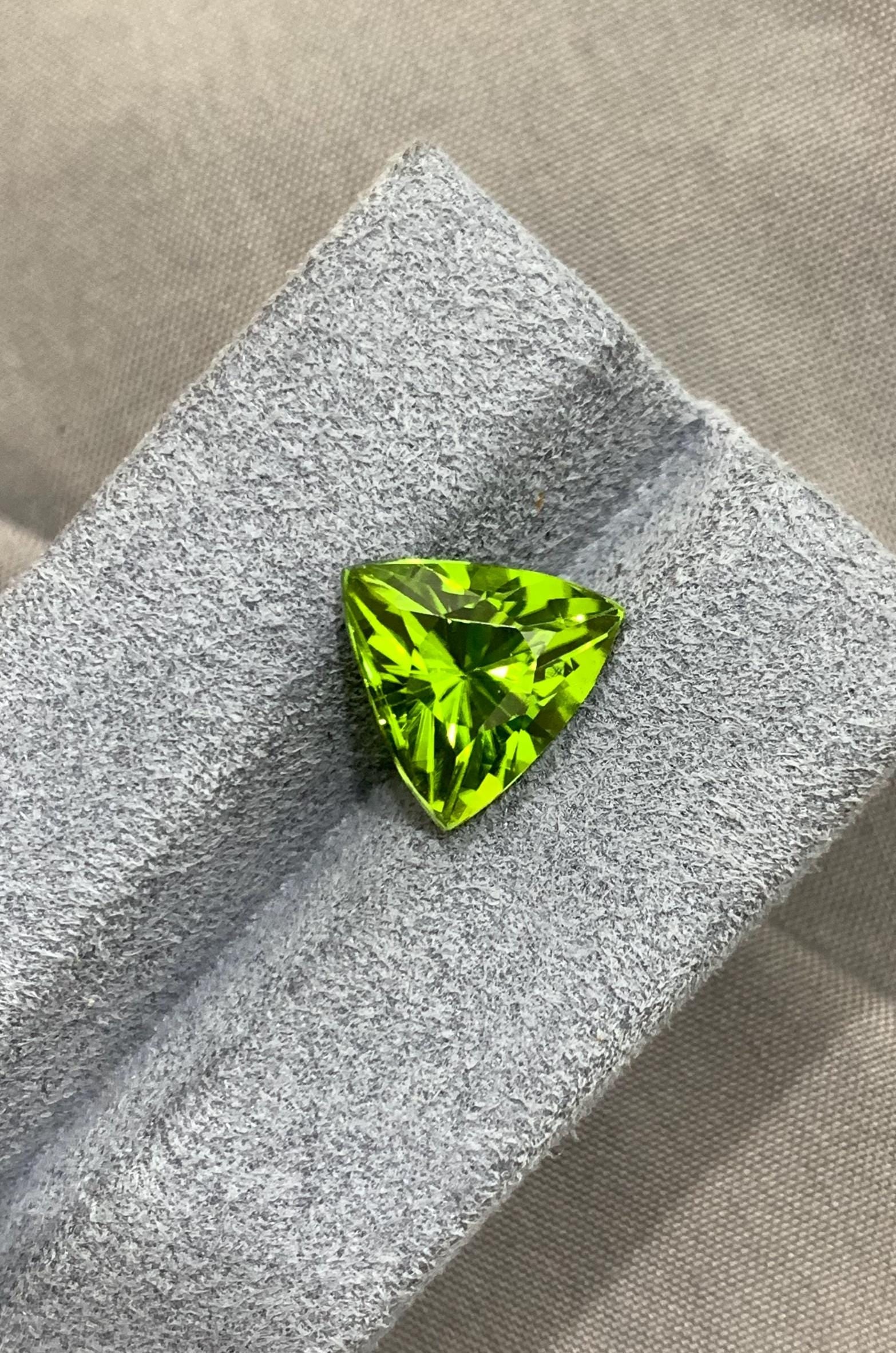Deep Green Peridot Gemstone: 4.55 CT Trillion Cut, Sapat Mine: Title:Deep Green Peridot Gemstone: 4.55 CT Trillion Cut, Sapat Mine Description:Materials: Gemstone: Peridot Carat weight: 4.55 A dazzling Green Peridot Loose Gemstone, boasting a sparkling green hue