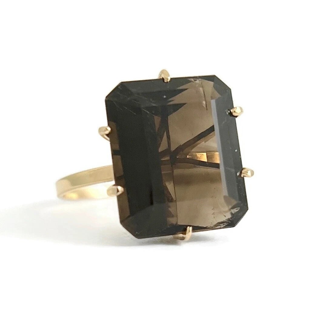 Vintage Brown Quartz Gemstone Cocktail Ring 18K Yellow Gold, 5.01 Grams: "Vintage Brown Quartz Gemstone Cocktail Ring 18K Yellow Gold, 5.01 Grams This is such a statement ring! Please let us know if you have any questions. Gemstones: 1 brown quartz, 16 mm x 13.7 mm Metal: