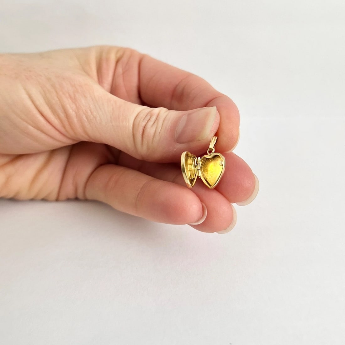 Vintage 1940's Small Heart Locket Necklace Pendant 14K Yellow Gold, .76 Grams - 4