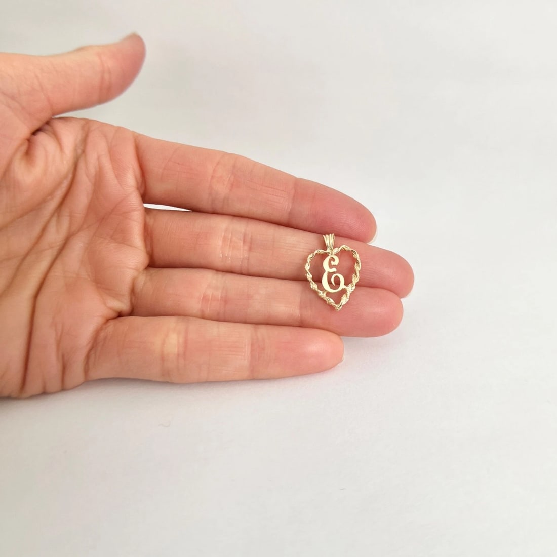 Vintage 1950's Letter E Initial Heart Necklace Pendant 14K Yellow Gold, .73 Gram - 3