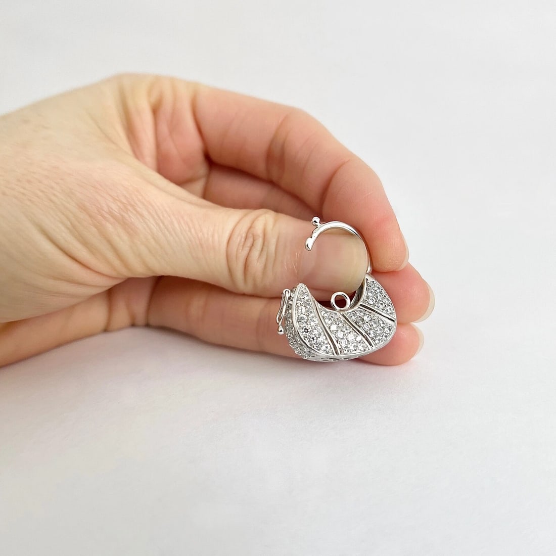 Vintage CZ Cubic Zirconia Purse Handbag Pendant Charm 9K White Gold, 4.77 Grams - 4