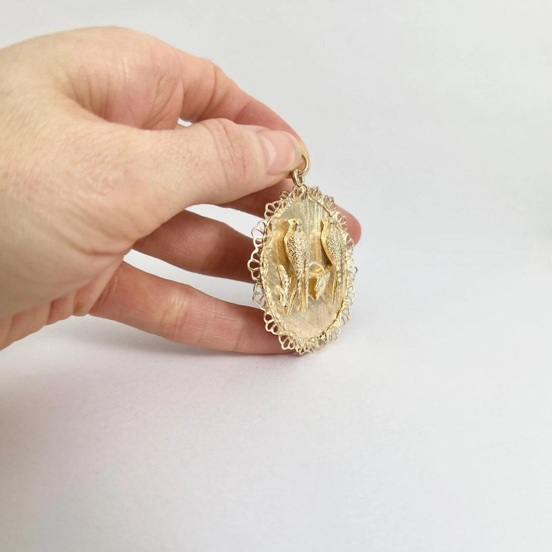 Vintage 1960's Two Birds Large Round Pendant Charm 14K Yellow Gold, 22.31 Grams - 4
