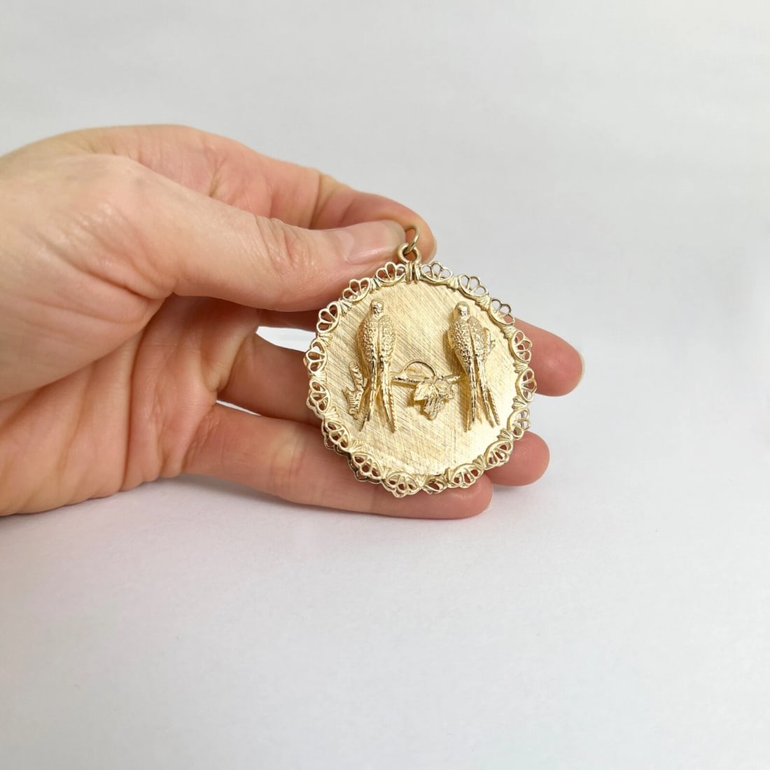 Vintage 1960's Two Birds Large Round Pendant Charm 14K Yellow Gold, 22.31 Grams - 5