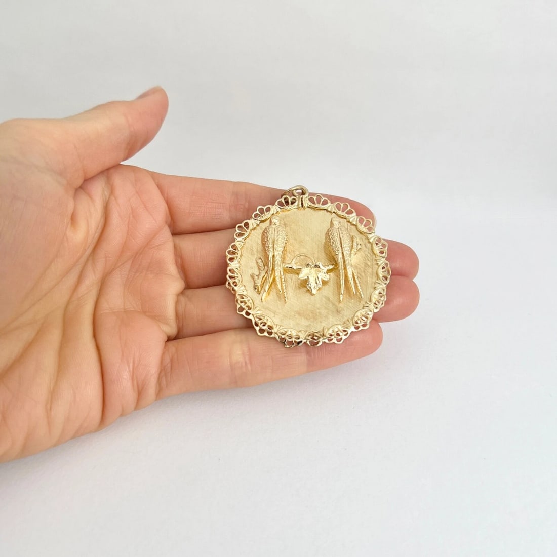 Vintage 1960's Two Birds Large Round Pendant Charm 14K Yellow Gold, 22.31 Grams - 6