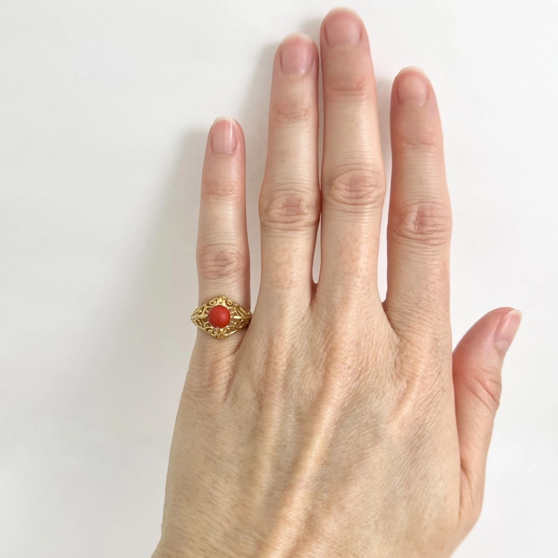 Vintage 1940's Round Cabochon Coral Filigree Ring 18K Yellow Gold, 3.05 Grams - 3
