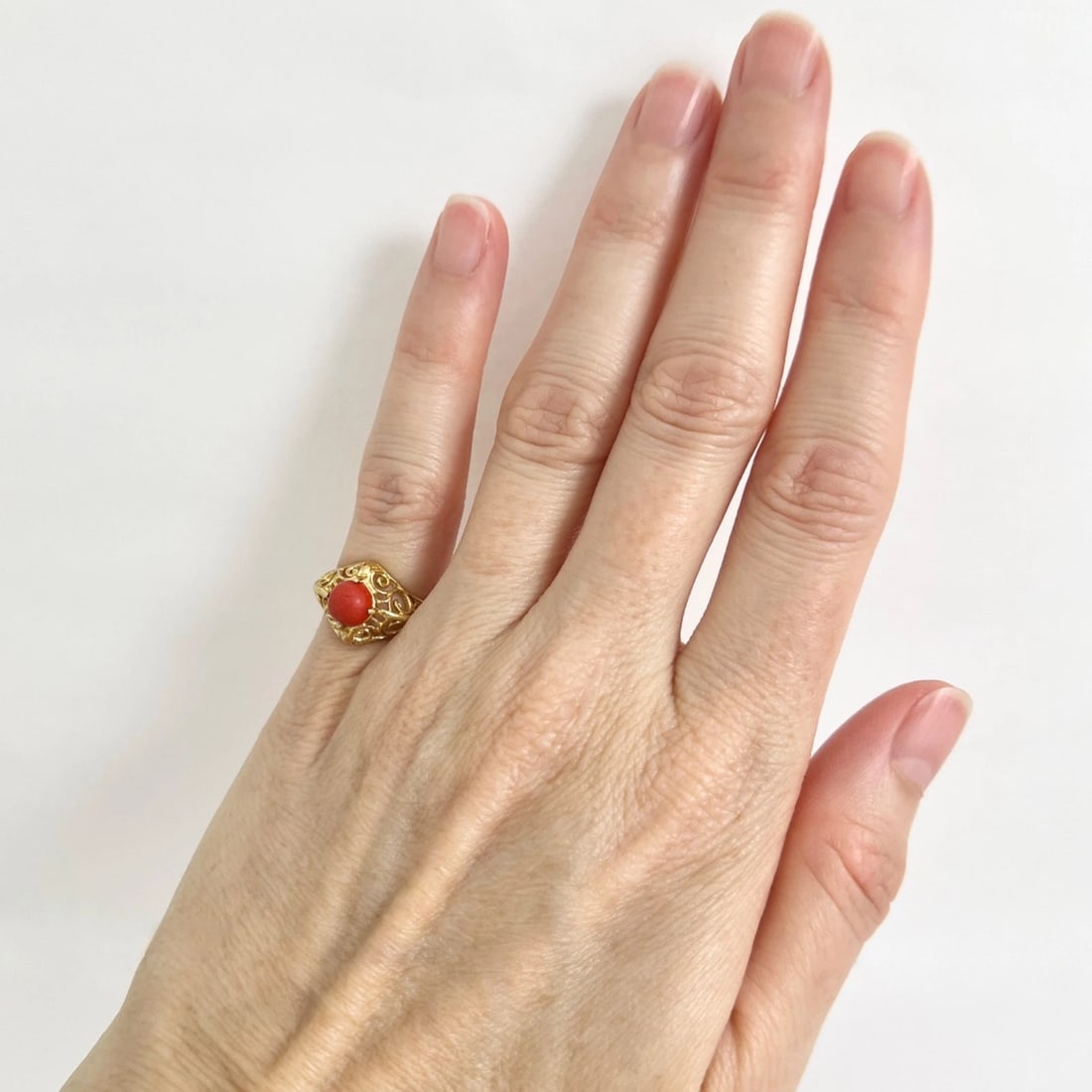 Vintage 1940's Round Cabochon Coral Filigree Ring 18K Yellow Gold, 3.05 Grams - 4