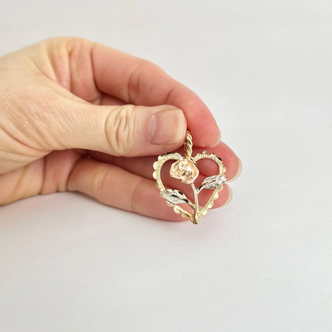 Vintage Rose Flower Heart Charm Necklace Pendant 14K Yellow Gold, 2.95 Grams - 3