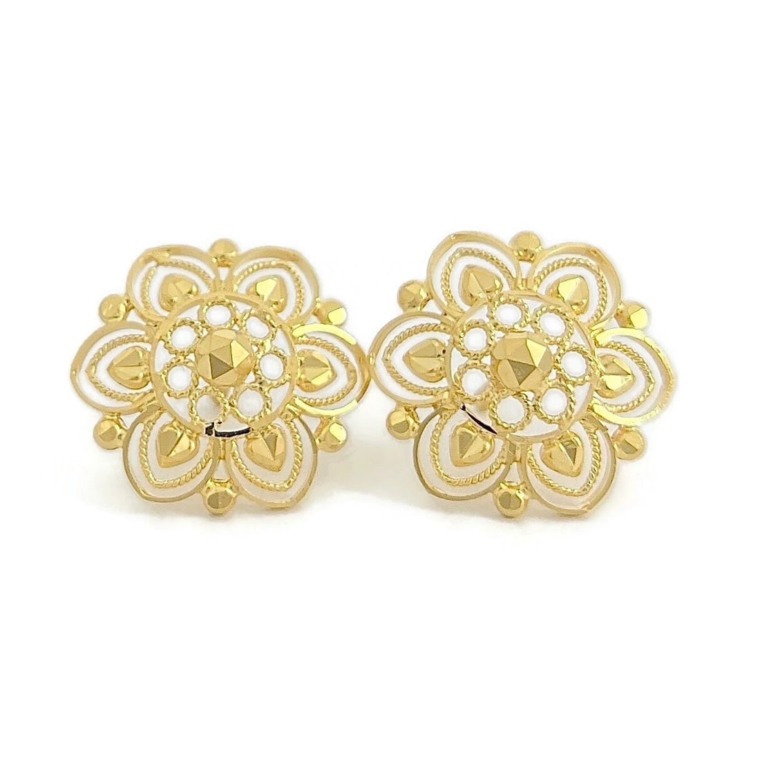 Vintage 1950's Filigree Flower Button Stud Earrings 22K Yellow Gold, 3.80 Grams: "Vintage 1950's Filigree Flower Button Stud Earrings 22K Yellow Gold, 3.80 Grams These are beautiful earrings that will look great on any ears. Please let us know if you have any questions. Circa: 195