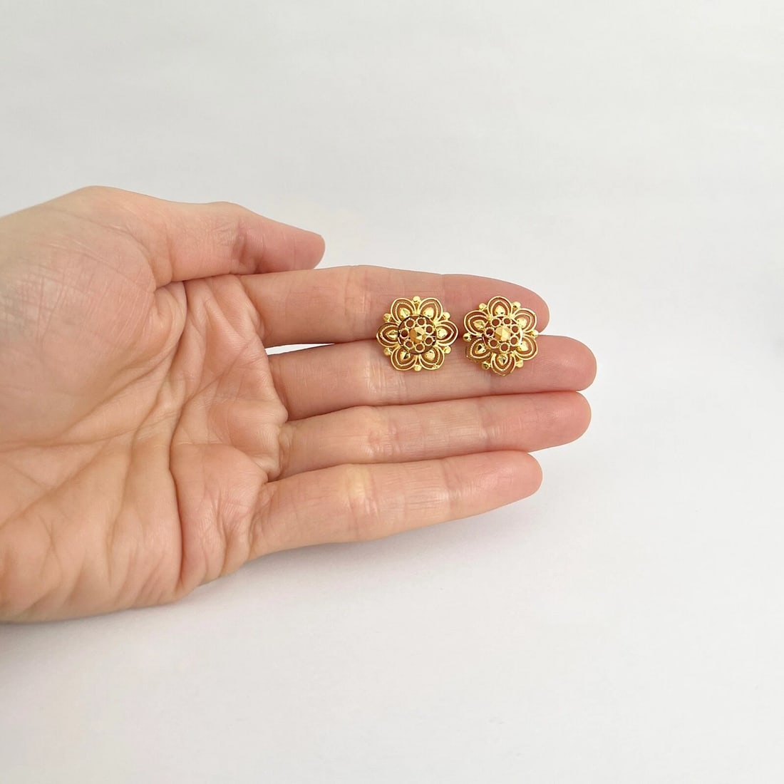 Vintage 1950's Filigree Flower Button Stud Earrings 22K Yellow Gold, 3.80 Grams - 4