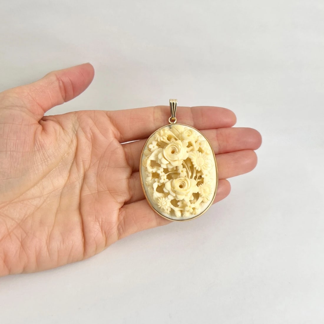 Vintage 1930's Oval Floral Ivory-Colored Celluloid Pendant Gold-Filled, 12.09 Gr - 3