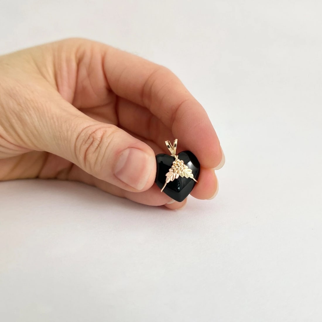 Vintage 1970's Black Lucite Heart Grape Charm Pendant 10K Yellow Gold, 1.85 Gram - 5