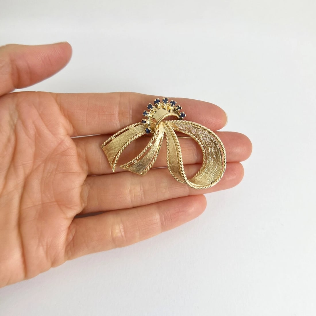 Vintage 1940's 1950's Sapphire Ribbon Bow Brooch 14K Yellow Gold, 10.54 Grams - 3