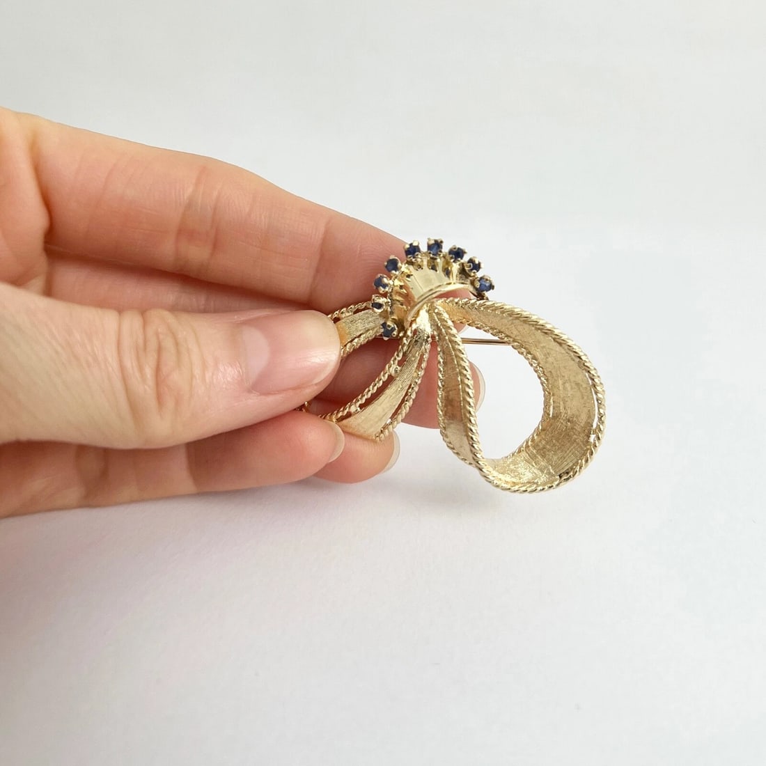 Vintage 1940's 1950's Sapphire Ribbon Bow Brooch 14K Yellow Gold, 10.54 Grams - 4