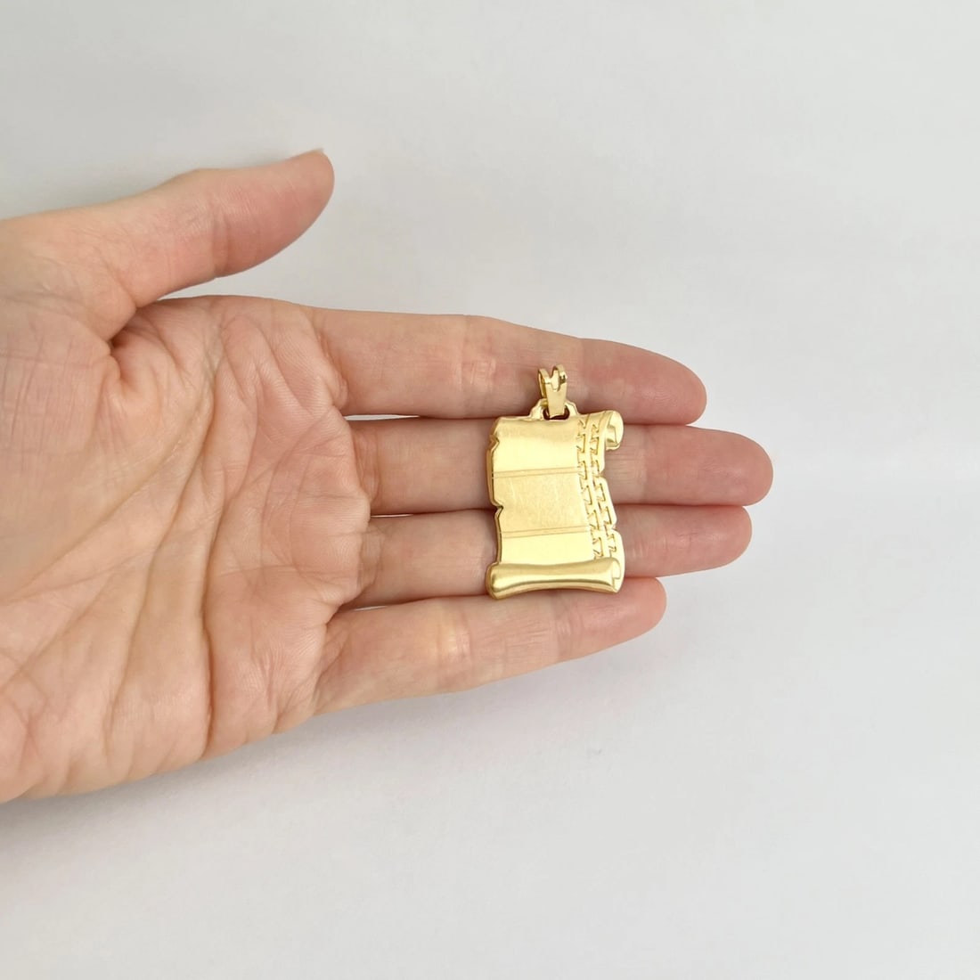 Vintage Parchment Scroll Pendant Charm 18K Yellow Gold, 4.73 Grams - 4