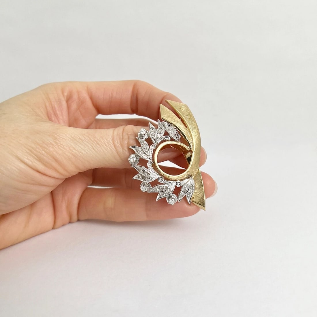 Vintage 1950's Diamond Ribbon Brooch Pin 14K Yellow Gold, 11.31 Grams - 3