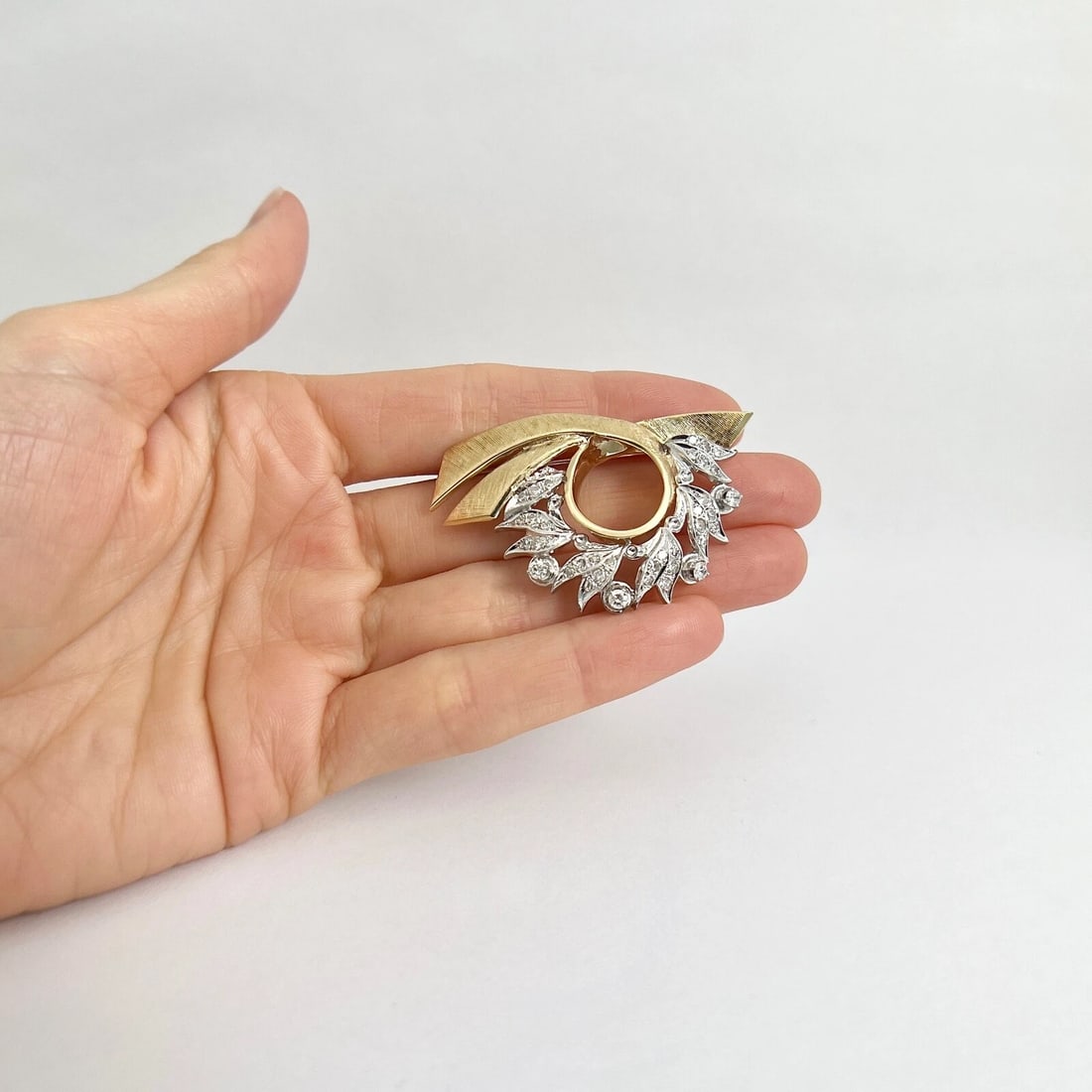 Vintage 1950's Diamond Ribbon Brooch Pin 14K Yellow Gold, 11.31 Grams - 4